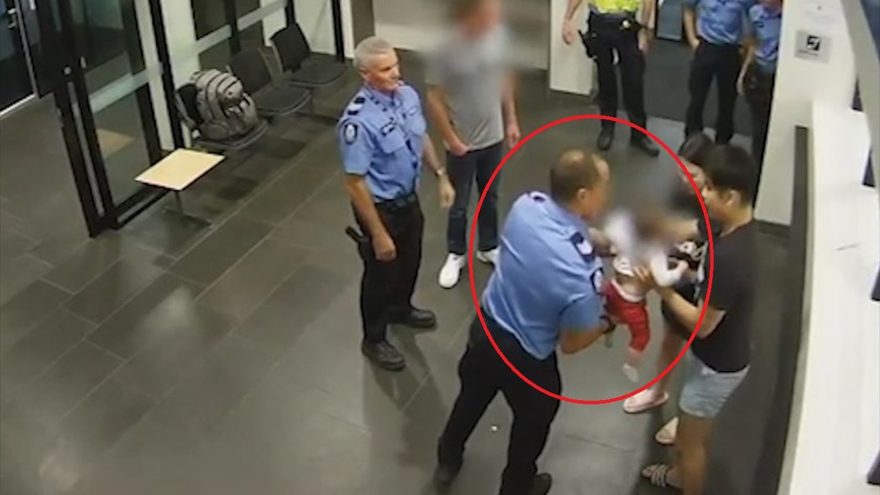 Canh sat so cuu dua be khoi bi nghen thuc an hinh anh