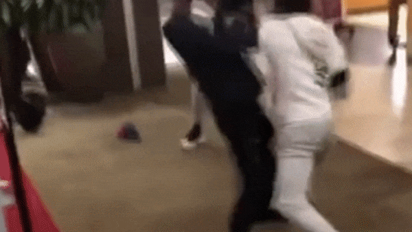 Hai nhom thanh nien danh nhau tai trung tam thuong mai vao Giang Sinh hinh anh