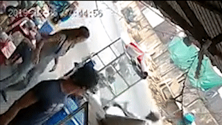 Xe may lao thang vao xe ban hang ben via he hinh anh