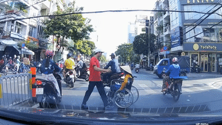 Thanh nien giup nguoi di xe lan bang qua duong hinh anh