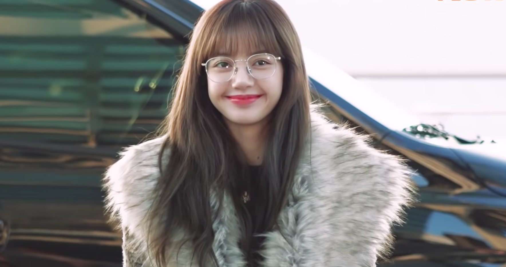 Khoanh khac Lisa (Black Pink) thu hut o san bay hinh anh