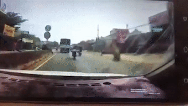 Tranh xe may sang duong, xe ba gac dam vao xe oto hinh anh