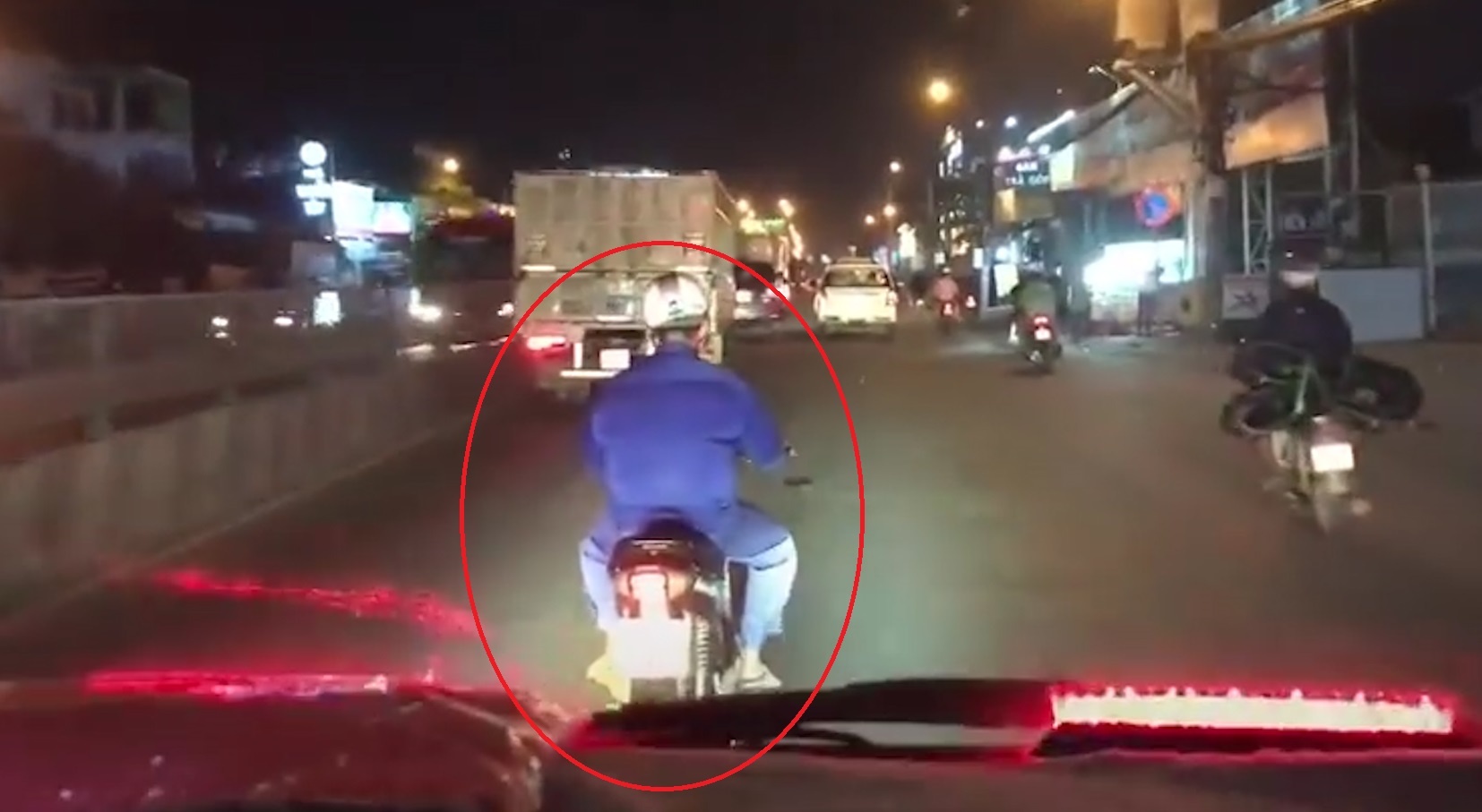 Lai xe may lang lach truoc dau xe cap cuu khong cho vuot qua hinh anh