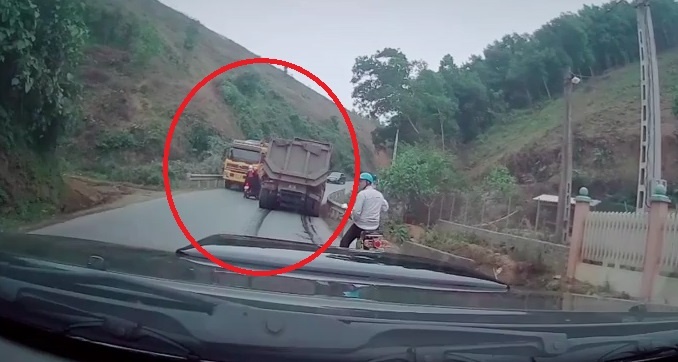 Vuot au ngay khuc cua, xe may suyt gay tai nan hinh anh