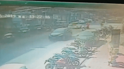 Ho ga giua duong no tung hat vang lai xe may len troi hinh anh