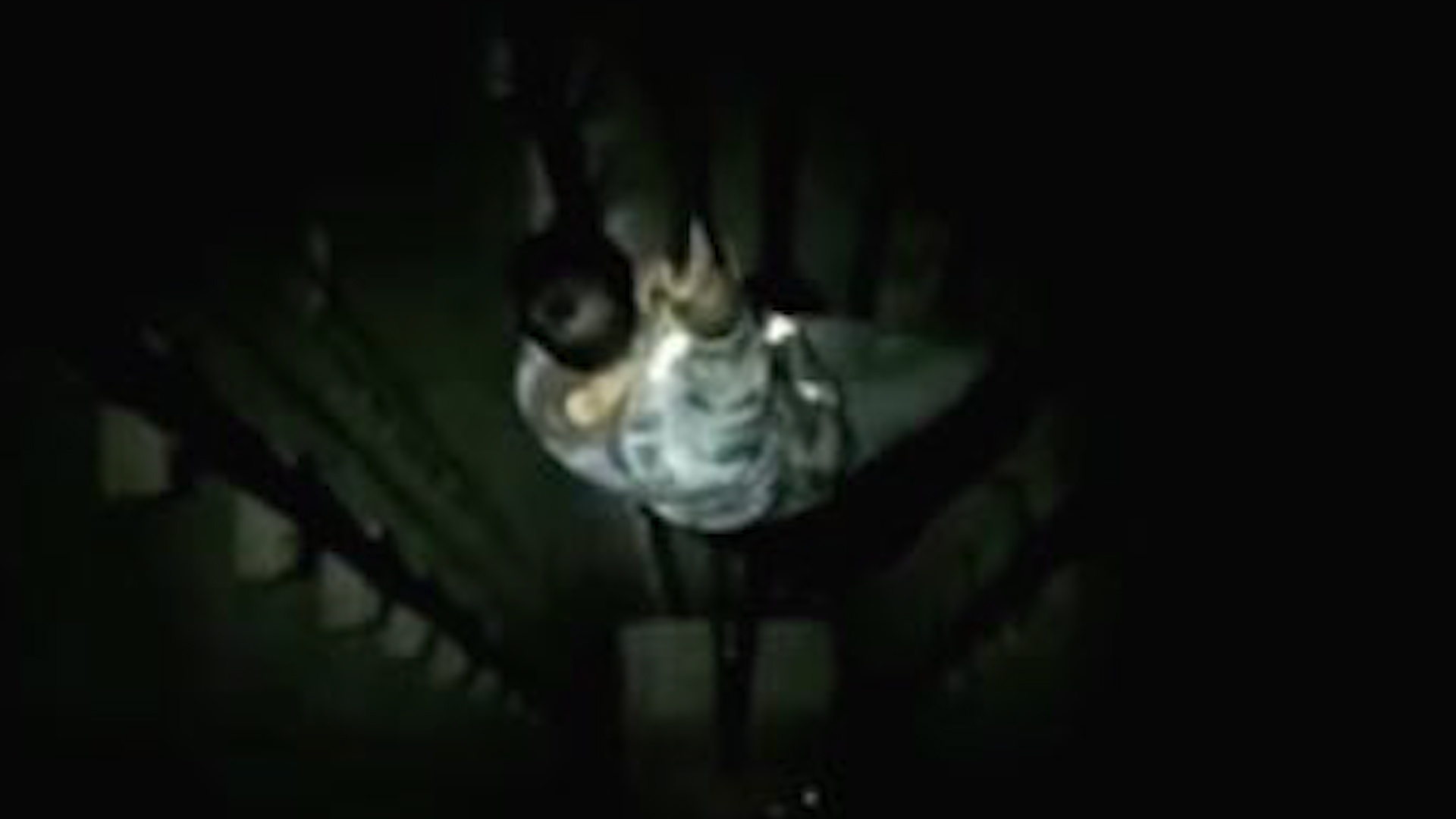 Giai cuu nguoi dan ong bi roi tu tang 30 trong thang may khong day hinh anh