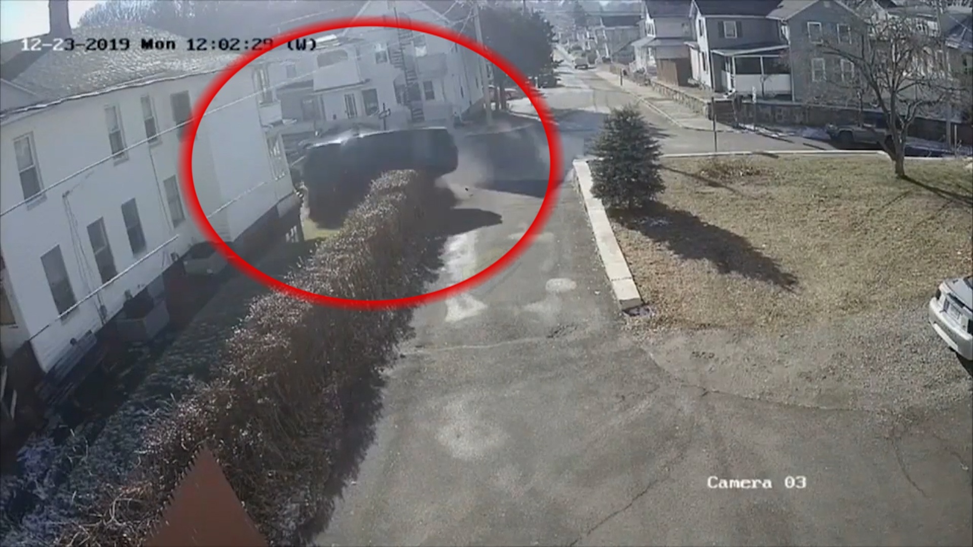 Oto lao voi toc do cao lon nhieu vong roi dam vao nha dan hinh anh