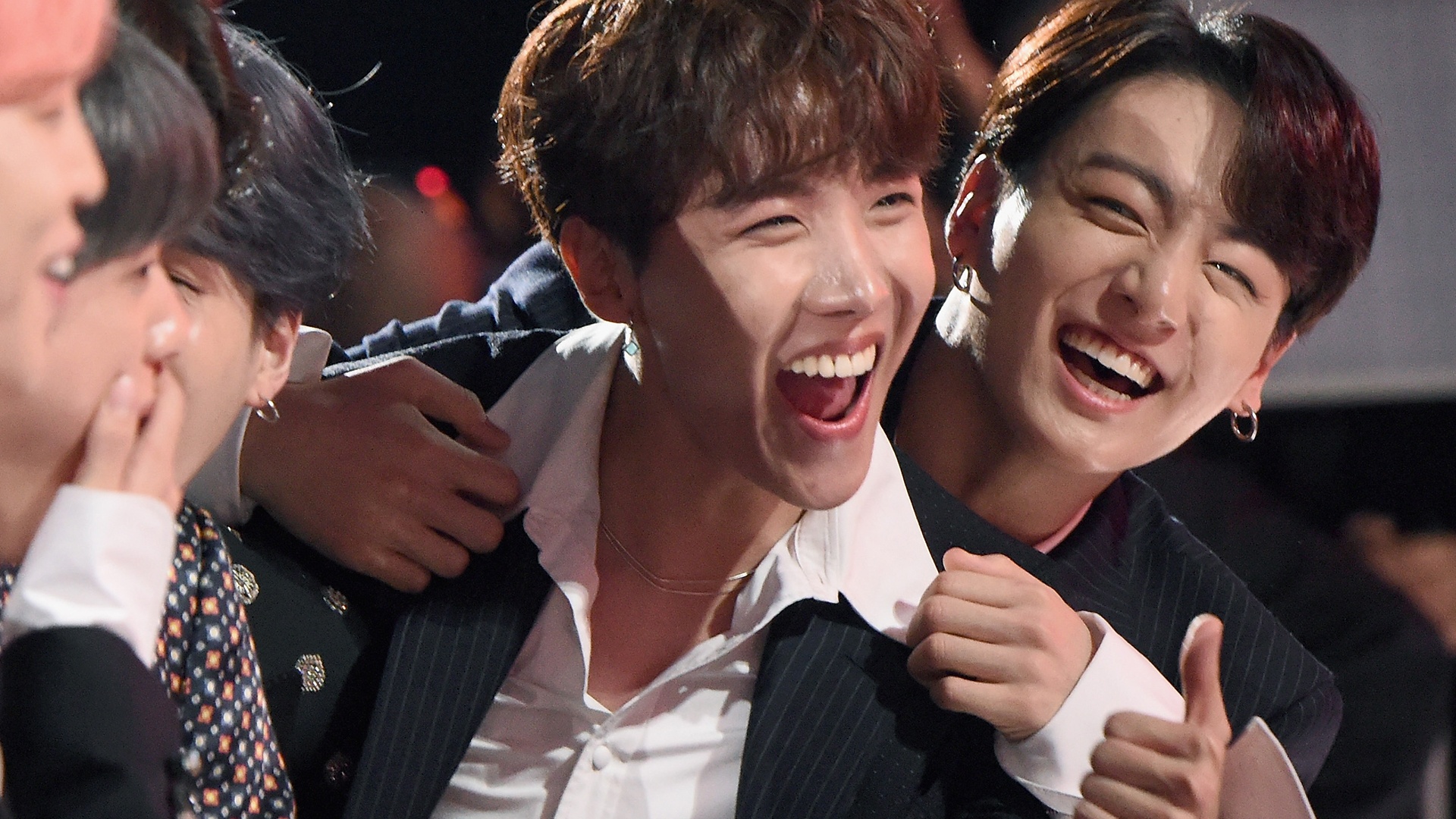 Khoanh khac thu vi cua J-Hope (BTS) hinh anh