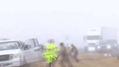 Container lao vao doi cuu ho roi lat nghieng hinh anh