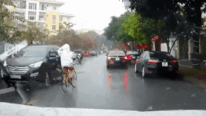 Xe dap dot ngot om cua giua duong suyt gay tai nan hinh anh