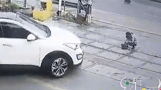Nu nhan vien duong sat bi oto 'nuot chung' vao trong gam xe hinh anh