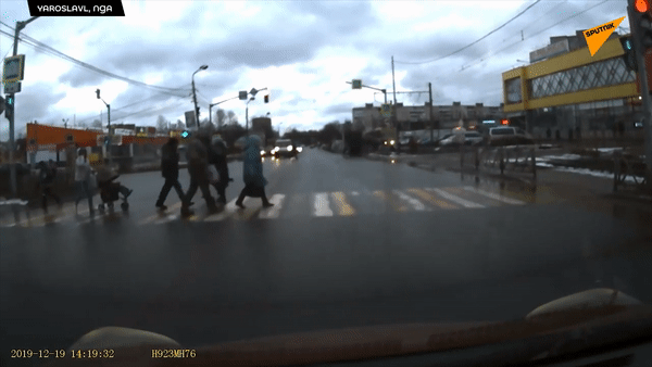 Gio to khien den giao thong roi suyt trung mot phu nu o Nga hinh anh