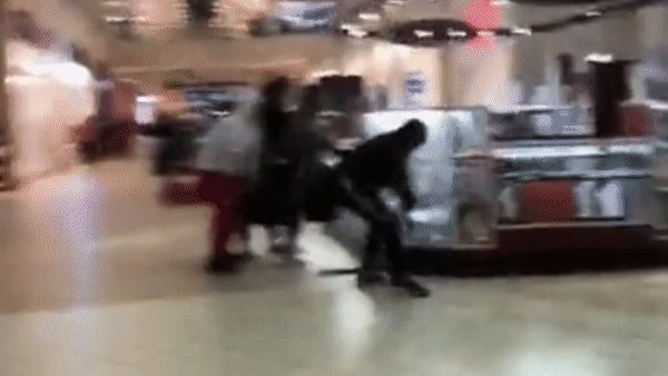 Dung bua dap be kinh va ngang nhien lay do trang suc o My hinh anh