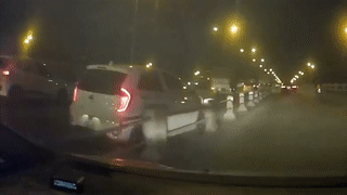 Tai xe oto bat ngo danh lai dam bay dai phan cach tren cau hinh anh