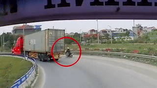 Tai xe xe may mat lai nga ngay canh xe container hinh anh