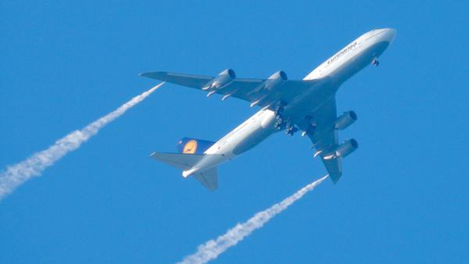 Vi sao may bay phai xa nhien lieu khi ha canh khan cap? hinh anh