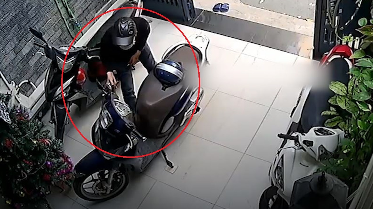 Ke gian len vao tiem spa trom xe may hinh anh