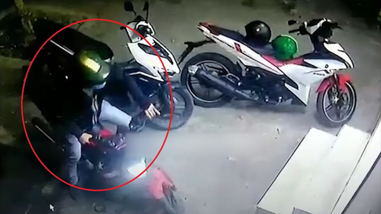 Ten trom cuom xe may truoc cua hang tien loi hinh anh