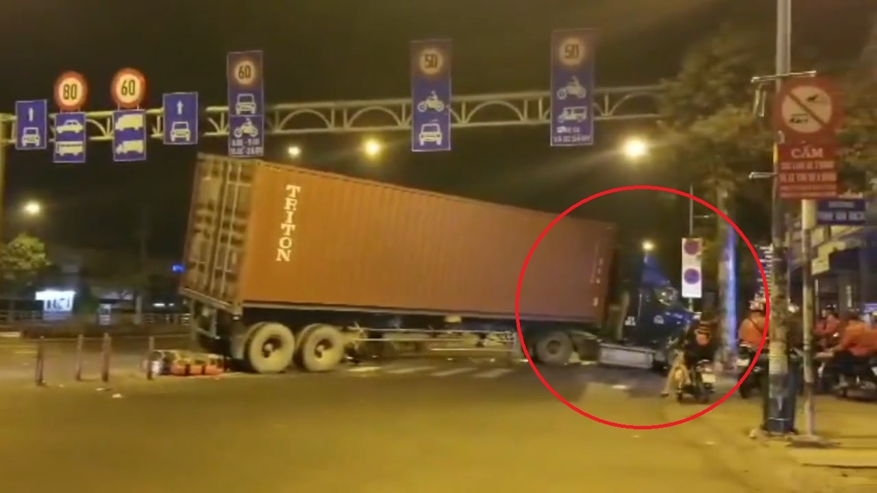 Xe container no lop truoc lao qua lan duong xe may o TP.HCM hinh anh