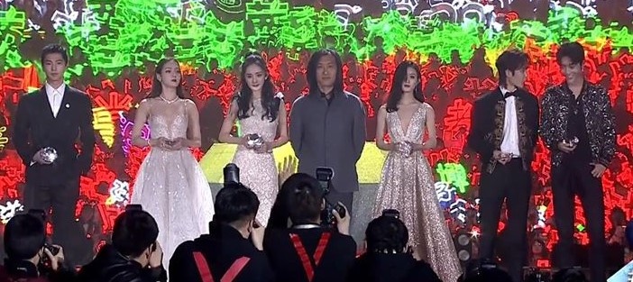 Dich Le Nhiet Ba dung chung san khau voi 5 sao hot nhat Cbiz hinh anh