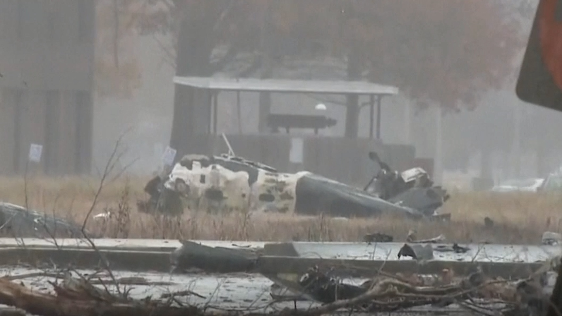 May bay gap nan, roi trung oto duoi dat, 5 nguoi chet hinh anh