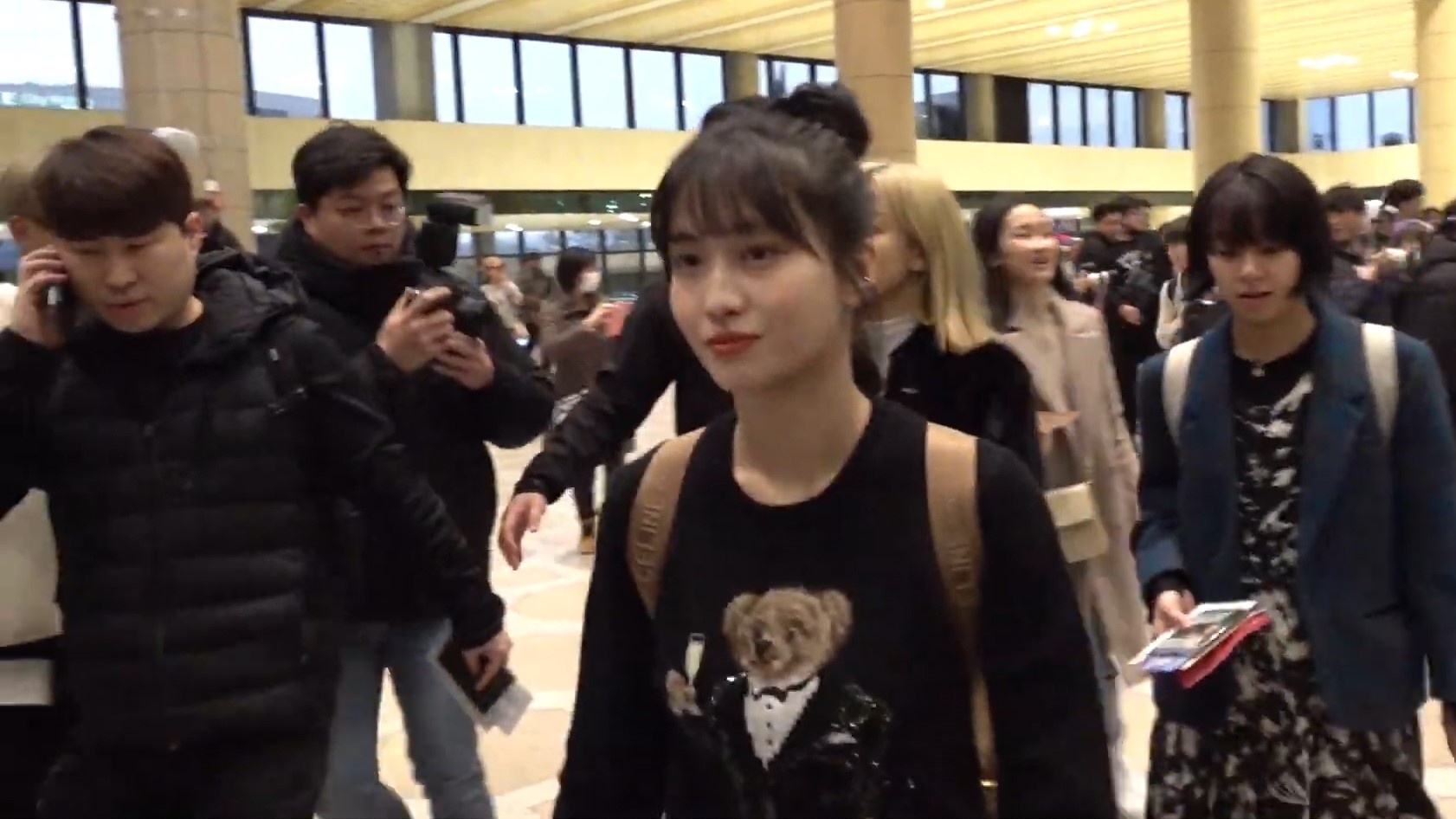 Twice rang ro tai san bay quoc te Gimpo hinh anh