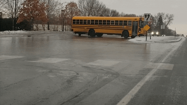 Xe bus truong hoc truot tu do vi duong bang tron tai My hinh anh