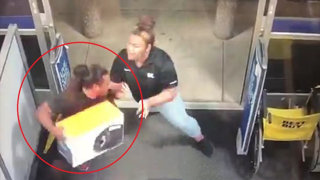 Ten trom bi tom gon khi dang khuan do ra khoi cua hang hinh anh