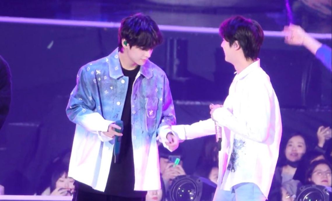 Jin (BTS) quen keo khoa quan o su kien am nhac hinh anh