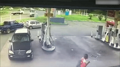 Oto mat lai bay qua dai phan cach, lao vao tram xang hinh anh