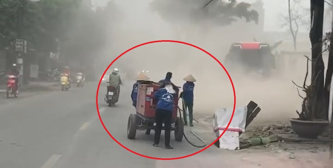 Cong nhan ve sinh duong, xit bui mu mit tren pho Ha Noi hinh anh