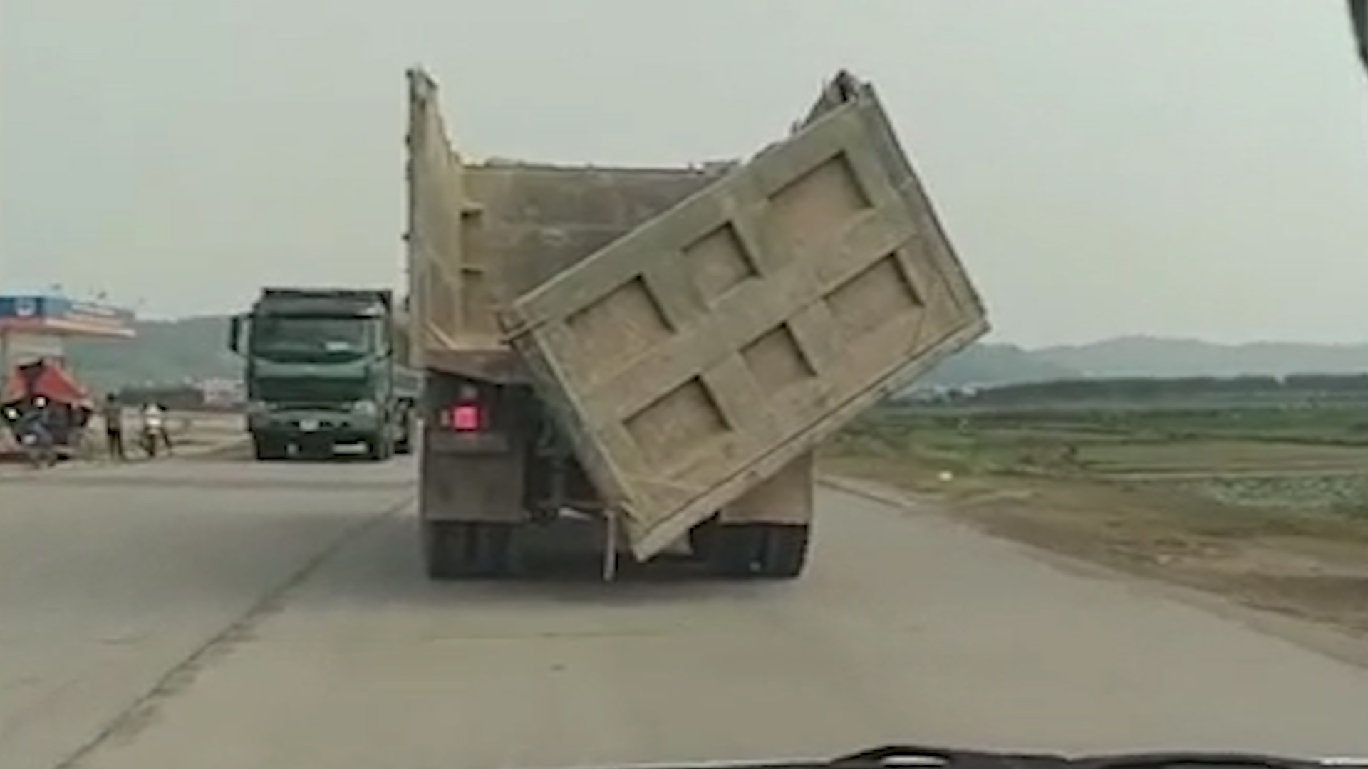 Xe tai de nap thung lung lang di chuyen tren duong hinh anh