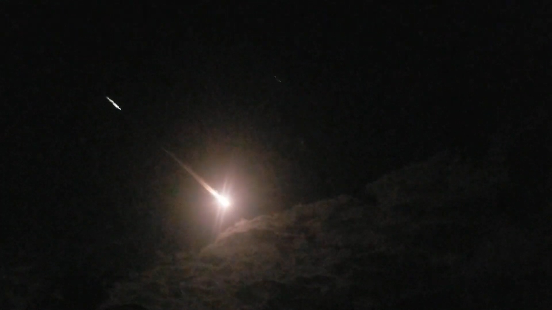 Vat the la ruc sang ca vung troi dem tai dao Mariana hinh anh