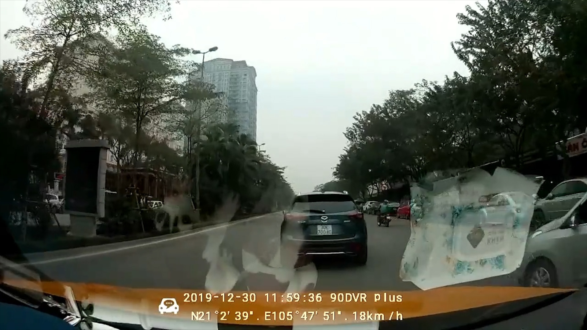 Tong vao duoi oto, xe may bo chay keo le tai xe hinh anh