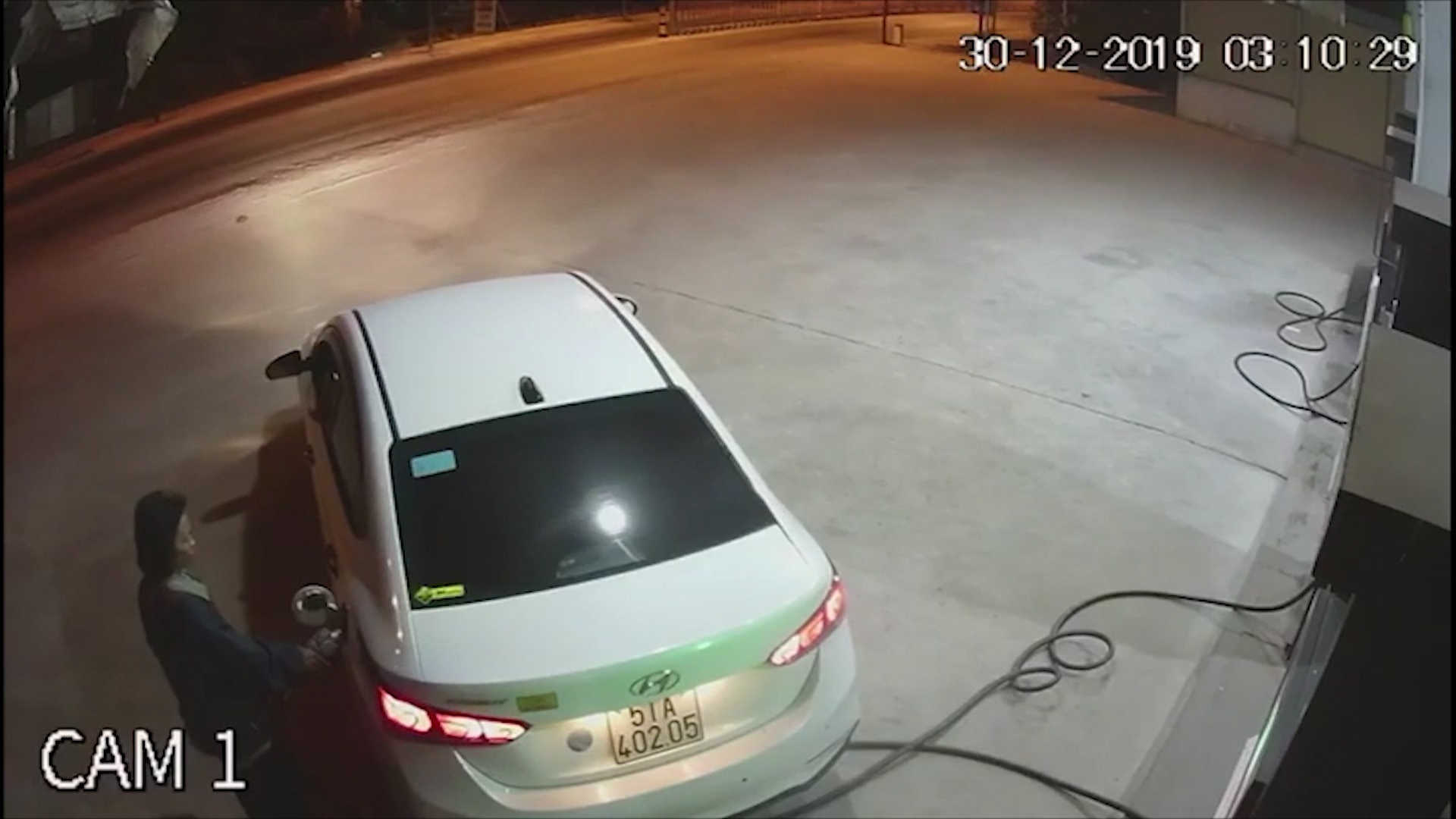 Tai xe lai oto bo chay, quyt tien cay xang hinh anh