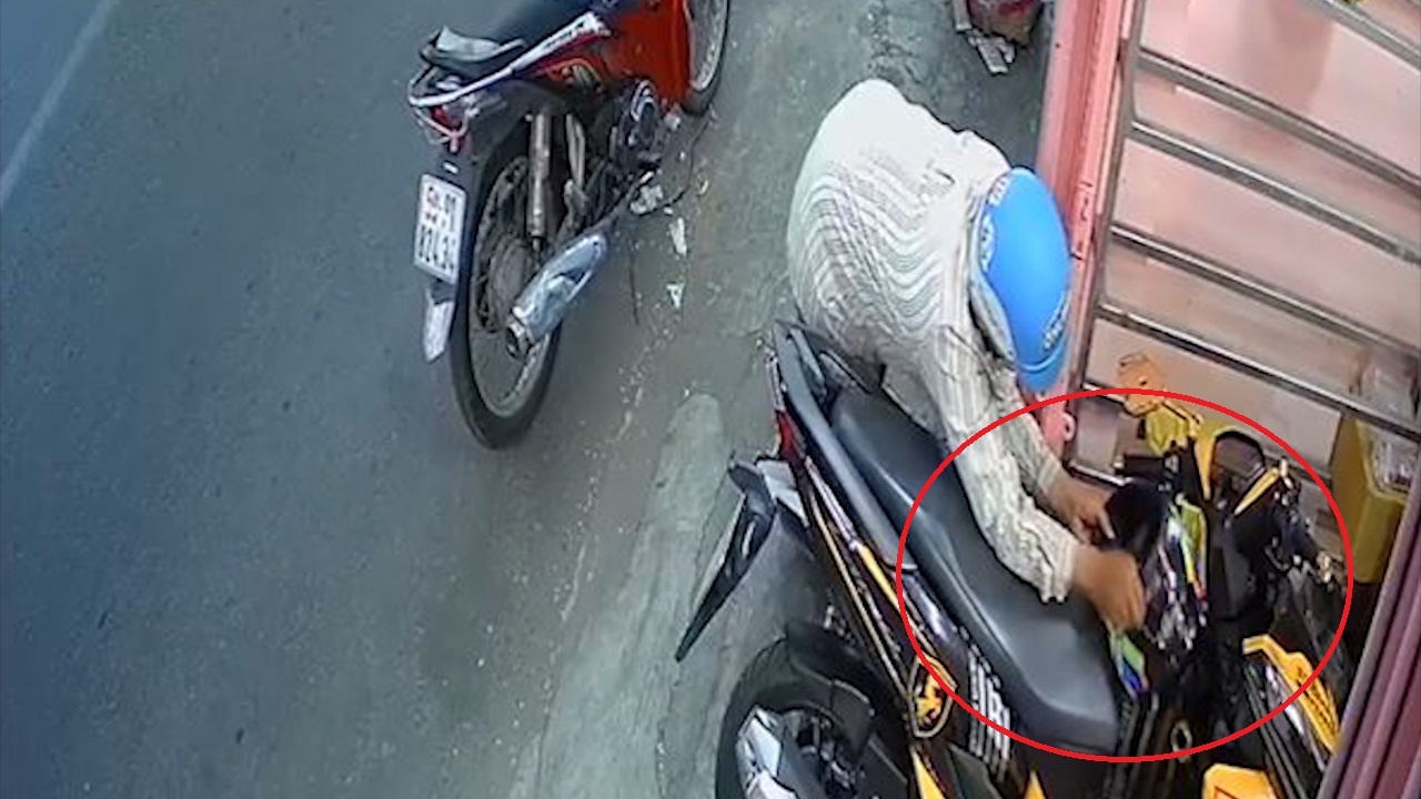 Ke gian dung xe trom mu bao hiem giua pho dong nguoi hinh anh