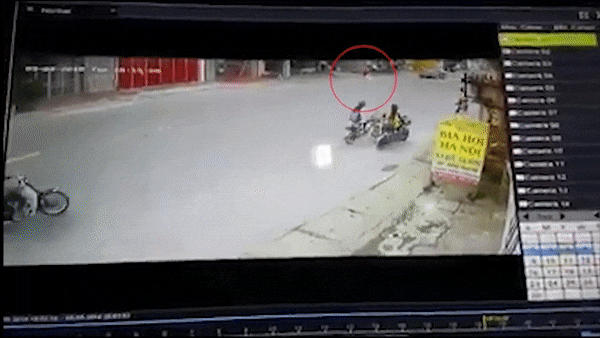 Chau be chay qua duong bi oto dam vang hon 10 m hinh anh