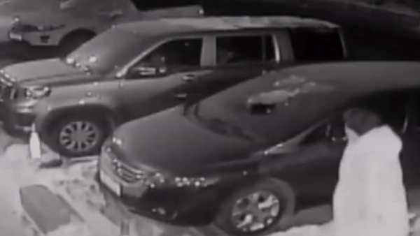 Nguoi dan ong nem hang chuc qua trung vao xe oto de tra thu chu xe hinh anh