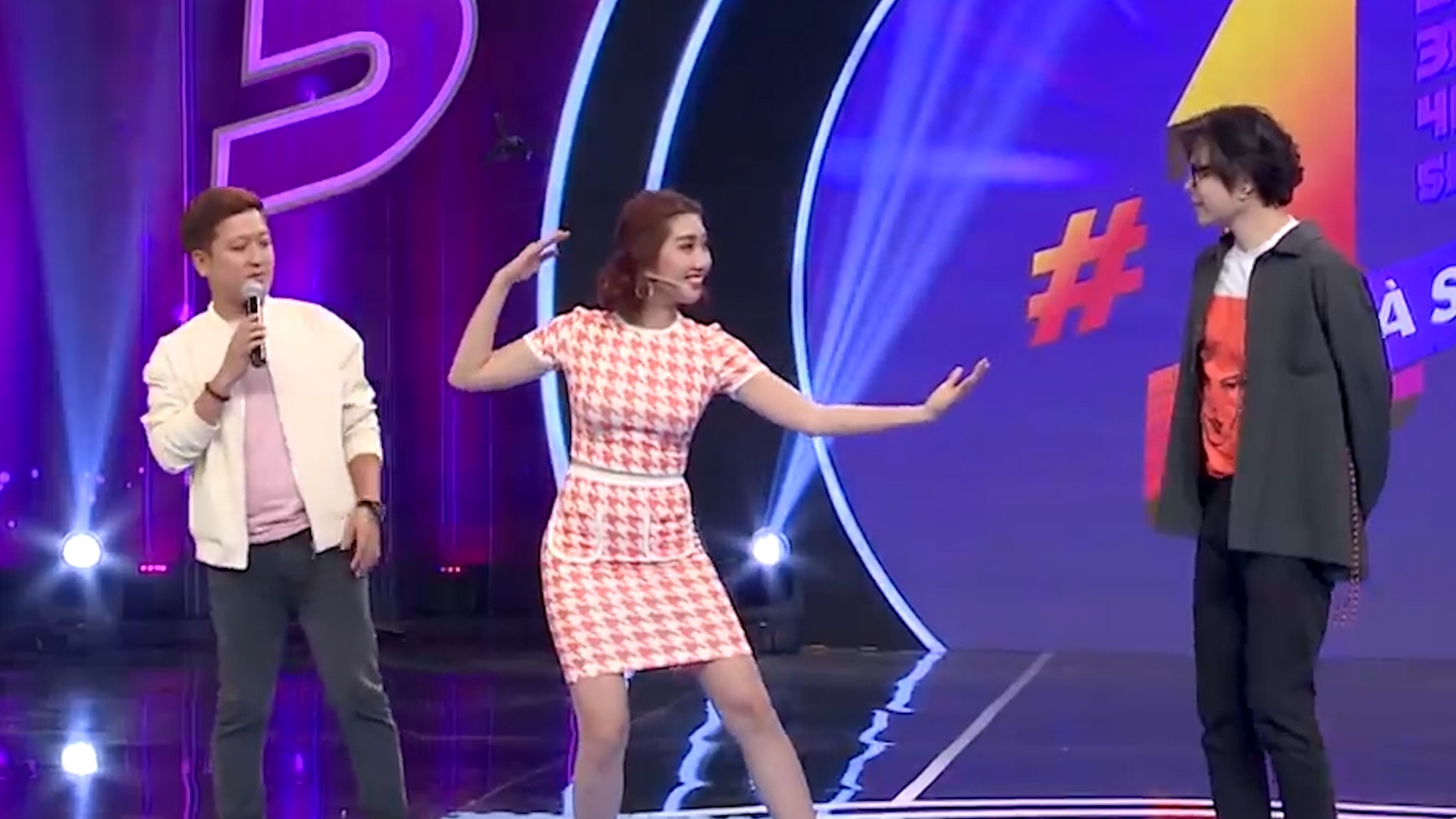 Trinh Thang Binh 'mua vo' tren nen nhac Hoai Linh hinh anh