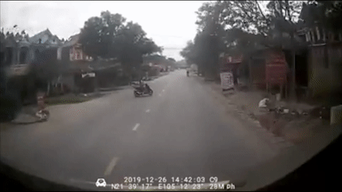 Tranh nu lai xe may sang duong khong quan sat, oto lao vao nha dan hinh anh