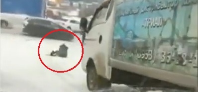 Nguoi dan ong nhanh tay keo co gai nga ngay truoc dau xe tai hinh anh