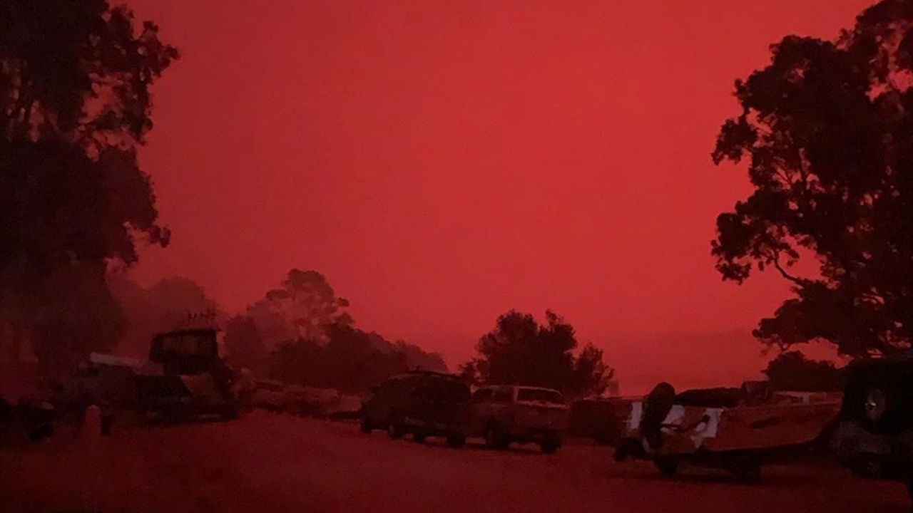 Bau troi Australia chuyen do ruc vi chay rung bung phat hinh anh