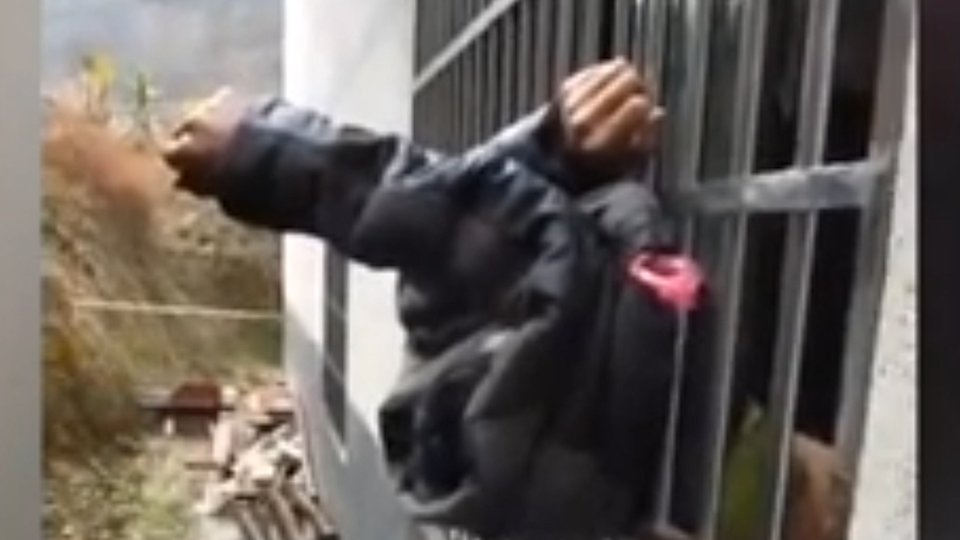 Ten trom ket giua thanh chan cua so khi co thoat than hinh anh