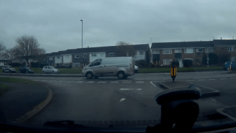 Oto chay toc do cao mat lai truot ngang tren duong hinh anh