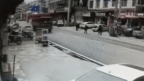 Xe tai sup ho tu than khi dang di chuyen tren duong hinh anh