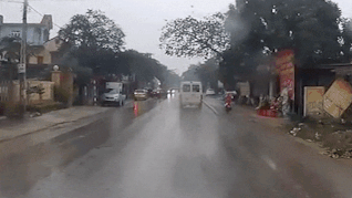 Oto va quet voi xe khach vi lao ra duong khong quan sat hinh anh