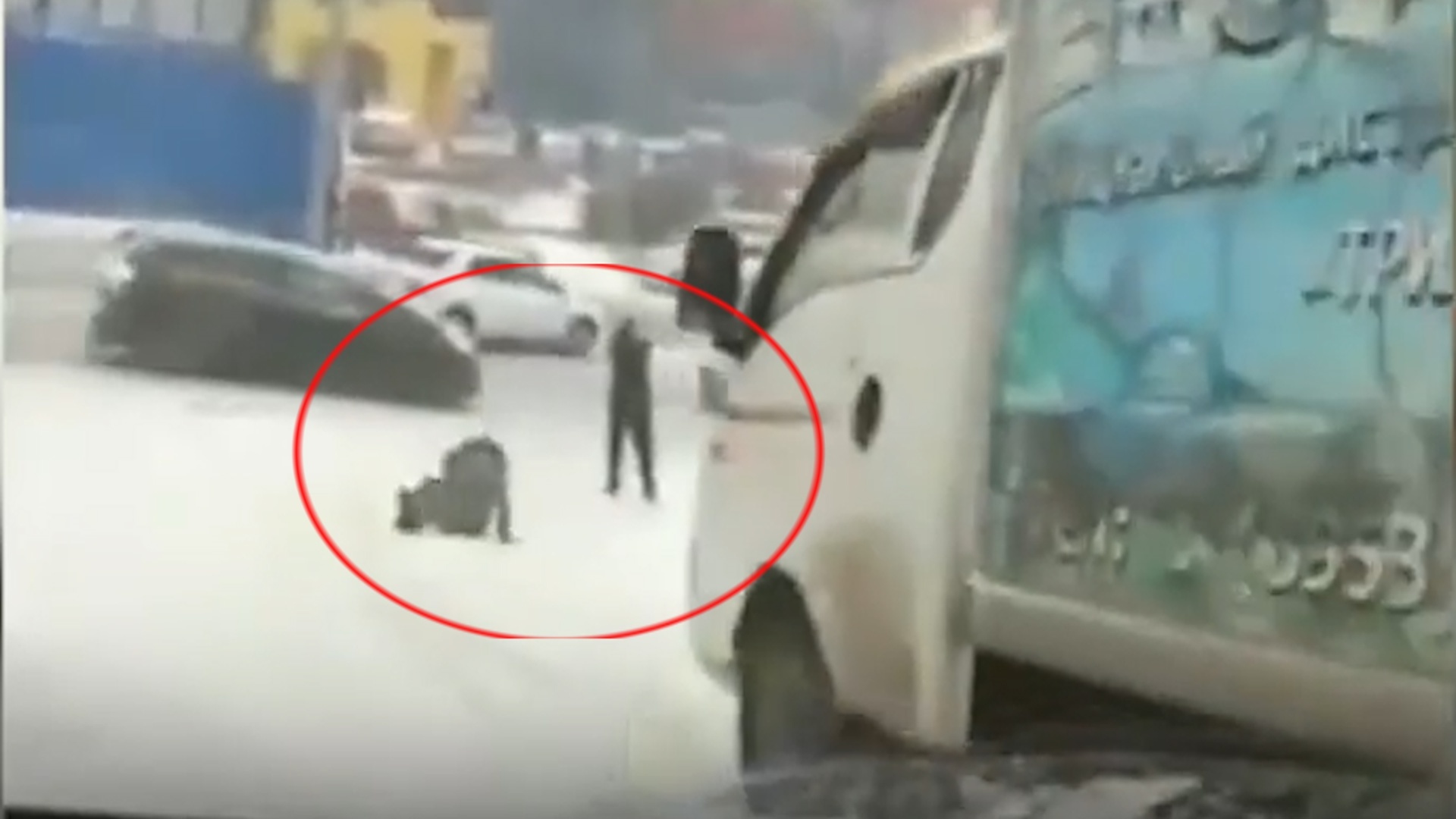 Co gai thoat chet truoc mui xe tai ‘mat kiem soat’ hinh anh