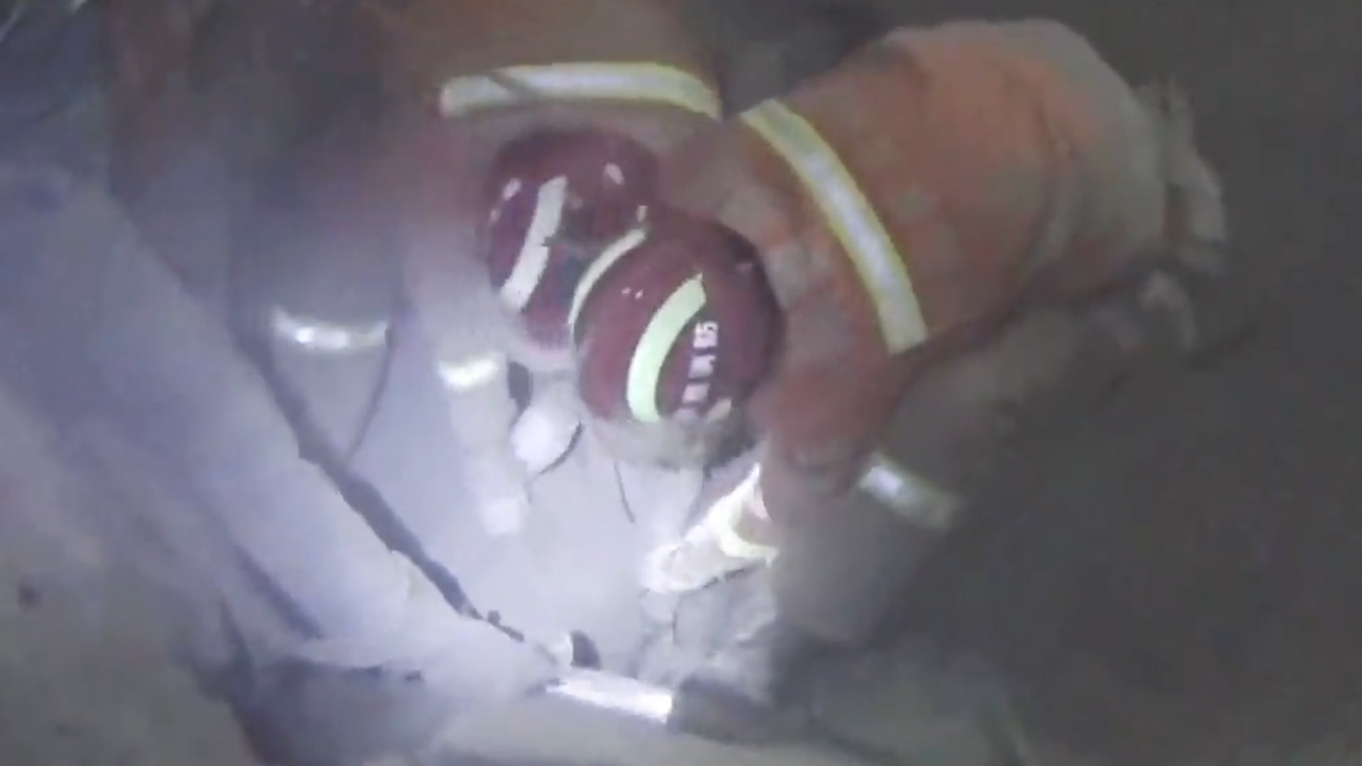 Giai cuu cong nhan bi chon vui trong be chua be tong sau 8 m hinh anh