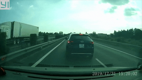 Dung xe dot ngot giua cao toc, Mazda CX-5 gay tai nan lien hoan hinh anh