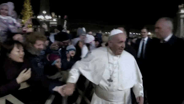 Giao hoang Francis dap tay nguoi phu nu khi bi keo lai hinh anh